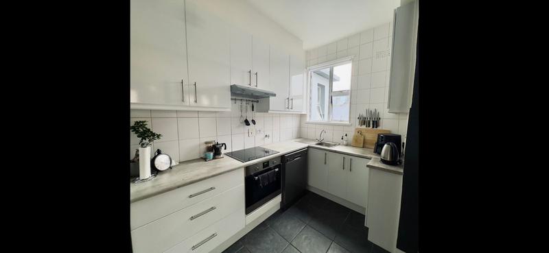 1 Bedroom Property for Sale in Sea Point Western Cape